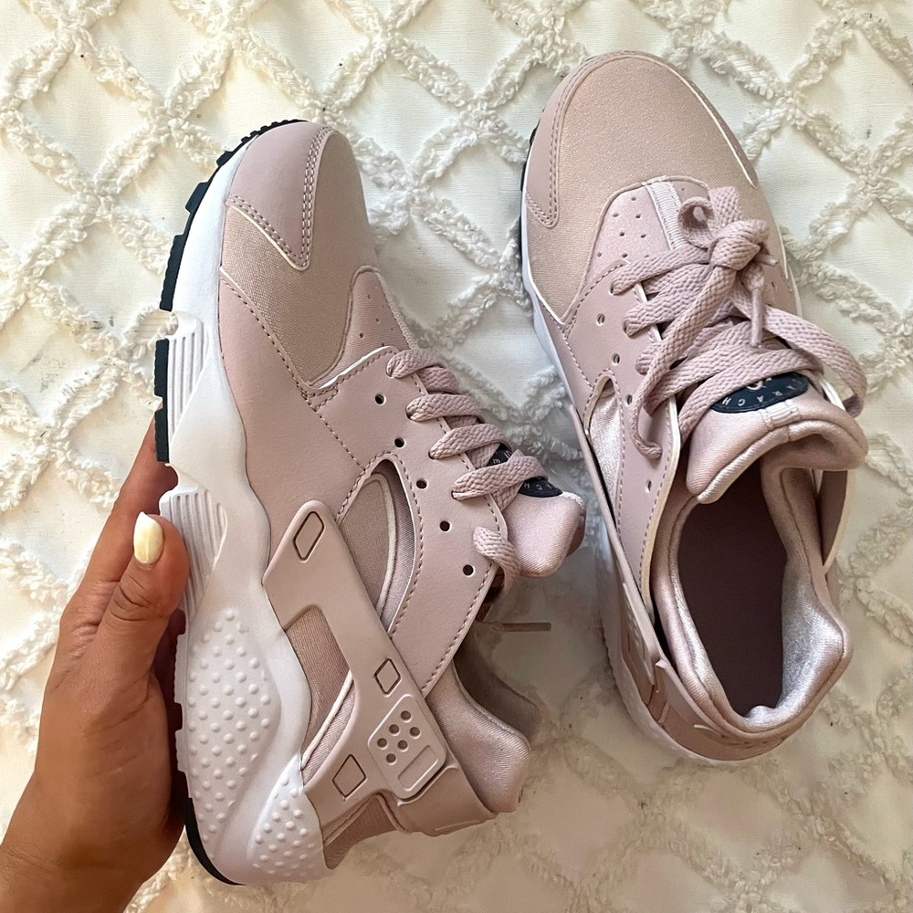 NIKE HUARACHE ( blush tones )